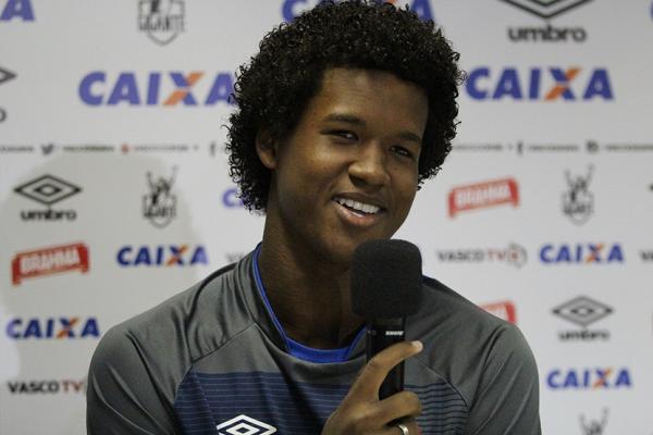 Alan responde jornalistas durante entrevista