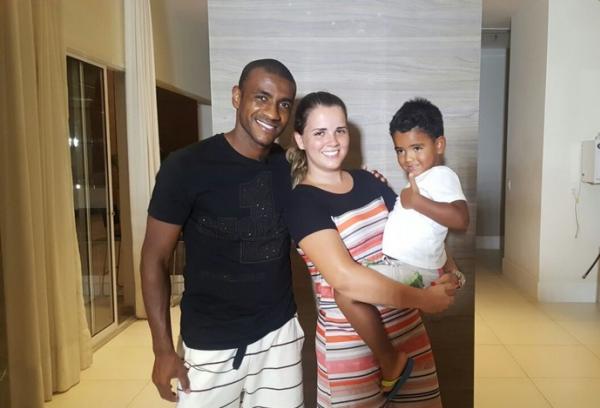Muriqui com a esposa Aline e o filho Gabriel