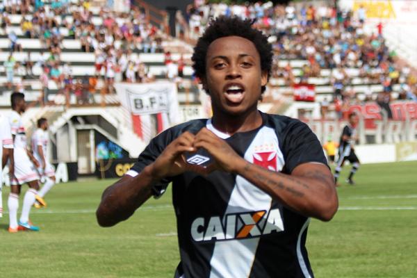 Paulo Vitor comemora gol marcado no tempo normal