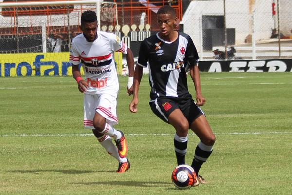 Joo Victor distribuindo o jogo durante o primeiro tempo