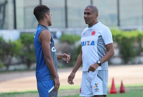 Evander conversa com Cristvo durante atividade em So Janurio
