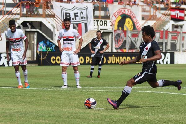Paulo Vitor marcou de pnalti contra o Botafogo