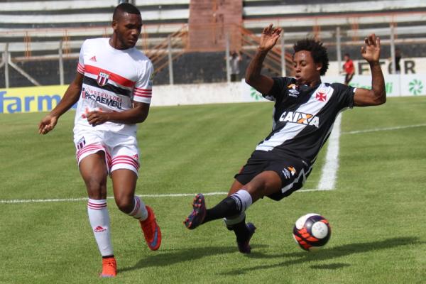 Paulo Vitor marcando a sada de bola do Botafogo