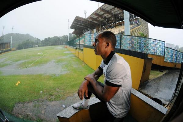 Frustrado, Felipe observa a chuva, que no deu trgua no Los Larios