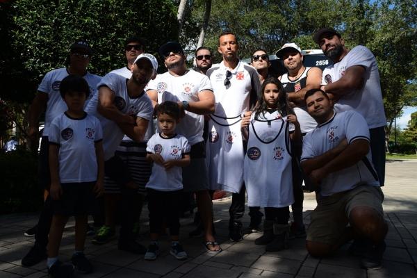 Nen posa com torcedores vascanos