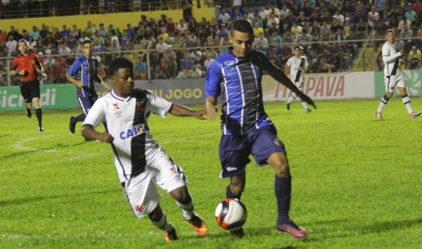 Robinho disputa bola com marcador adversrio