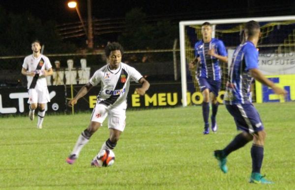 Paulo Vitor puxa ataque vascano no Luiso