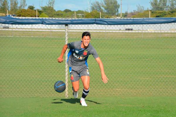 Mateus Vital corre no primeiro treinamento na Florida