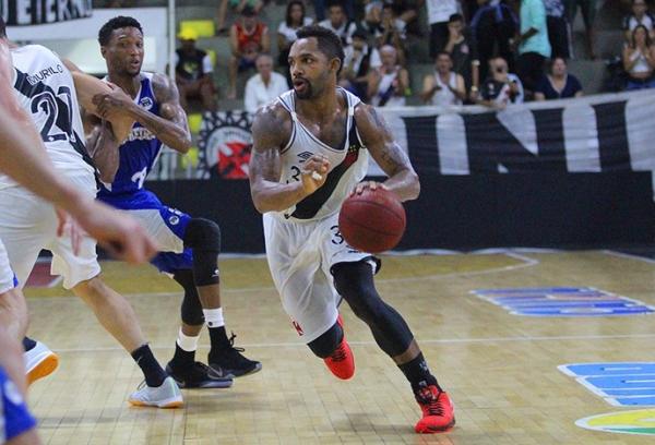 Vasco e Pinheiros entraram em quadra nesta sexta-feira pelo NBB