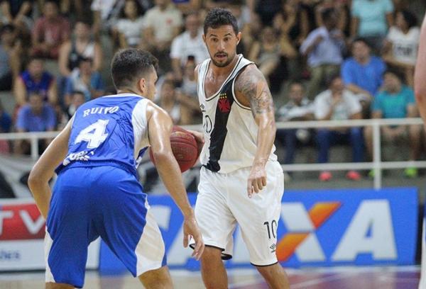 Vasco, do argentino Palacios, em ao contra o Pinheiros, de Ruivo, no NBB