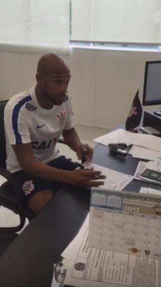 Fellipe Bastos assina contrato com o Corinthians