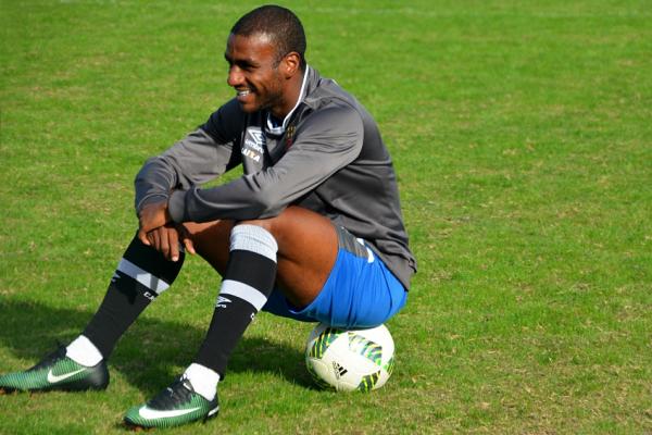 Muriqui sorri durante treino do Vasco em Boca Raton