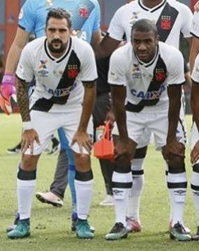 Escudero e Muriqui contra o Barcelona-EQU