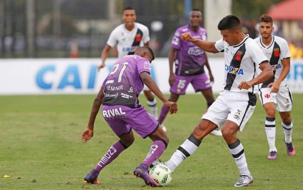 Jlio dos Santos desarma adversrio na estreia vascana