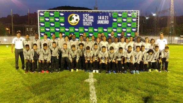 Equipes sub-12 e sub-13 do Vasco posam para foto na abertura da competio