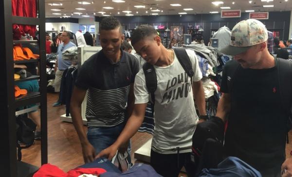 Madson, Evander e Bruno Gallo fazem compras durante a folga nos EUA