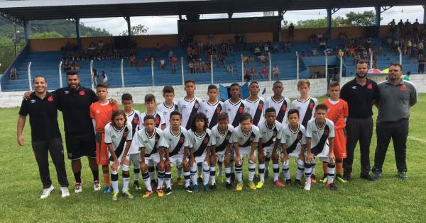Meninos do Sub-12 posaram para foto antes da bola rolar em Trs Coroas