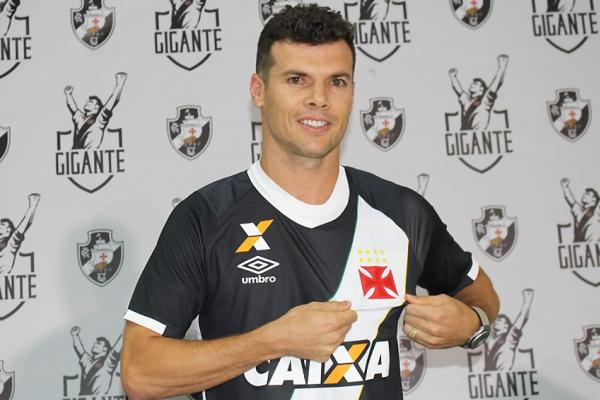 Wagner exibe cruz de malta com orgulho na apresentao