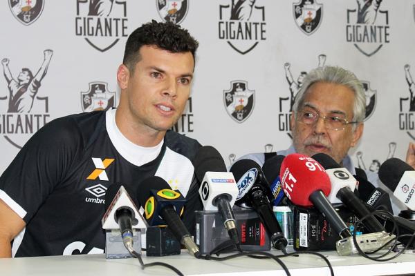 Wagner conversa com os jornalistas observado pelo presidente