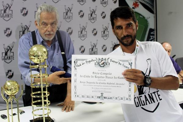 Jorginho recebe homenagem das mos do presidente Eurico Miranda