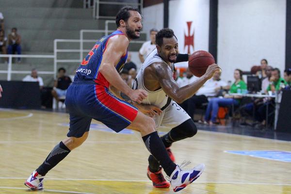 Com mais uma atuao importante, americano David Jakcosn tambm fez a diferena pelo Vasco