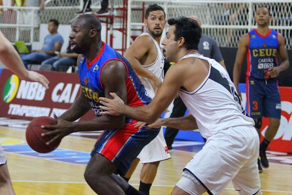 Alm dos 16 pontos na partida, Hlio tambm ajudou na marcao