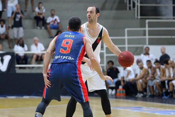 Gacho em ao contra o Braslia