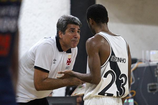 Ded passa instrues a Nezinho durante a partida