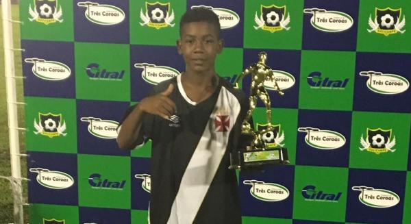 Rayan Vitor exibe o trofu de artilheiro da Copa Cidade Verde