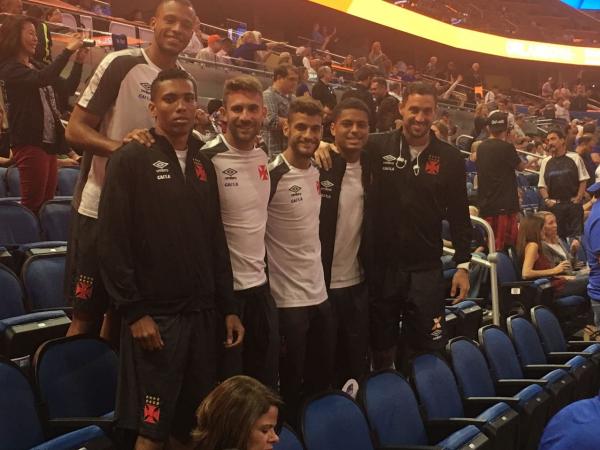 Jordi, Madson, Bruno Gallo, Guilherme Costa, Evander e Martn Silva nas arquibancadas do Amway Center