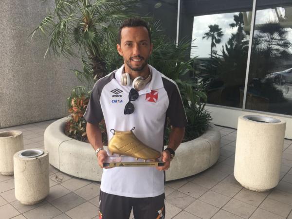 Nen posa com a Chuteira de Ouro antes do embarque para o Rio