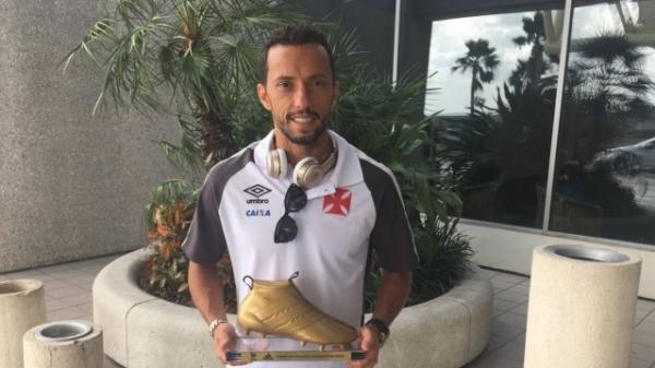 Nen com o trofu conquistado na Florida Cup pela artilharia