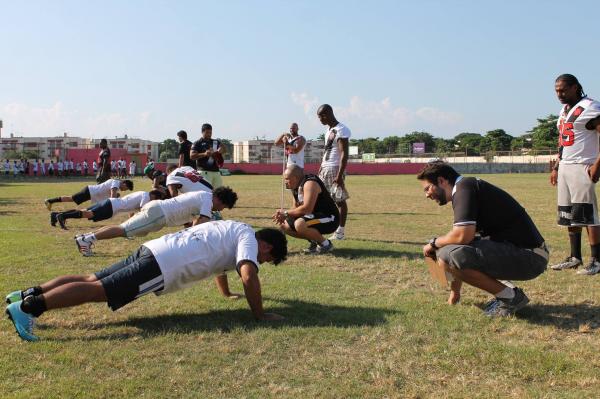 Gabriel Mendes orienta candidato a jogador do Vasco no Tryout em 2016