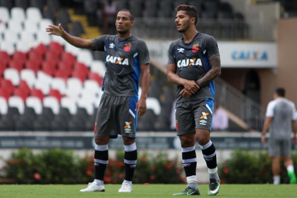 Henrique recebe orientaes de Rodrigo durante treino