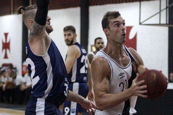 Maynard faz a marcaao sobre Murilo na defesa do Minas