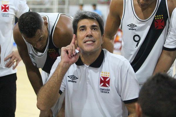 Ded tem um estilo enrgico no banco de reservas do Cruz-maltino