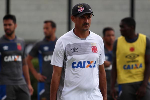 Valdir Bigode durante treino em So Janurio