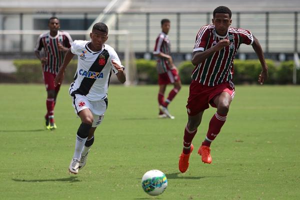 Vagner supera defensor do Fluminense na velocidade