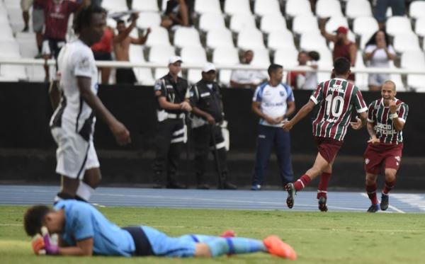 Martn Silva se lamenta enquanto os tricolores comemoram o terceiro gol no clssico