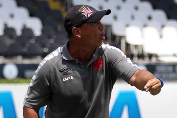 Marcus Alexandre orienta equipe durante o clssico