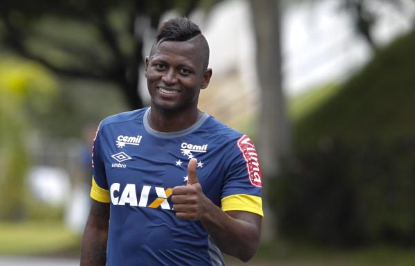 Riascos tenta a liberao do Cruzeiro