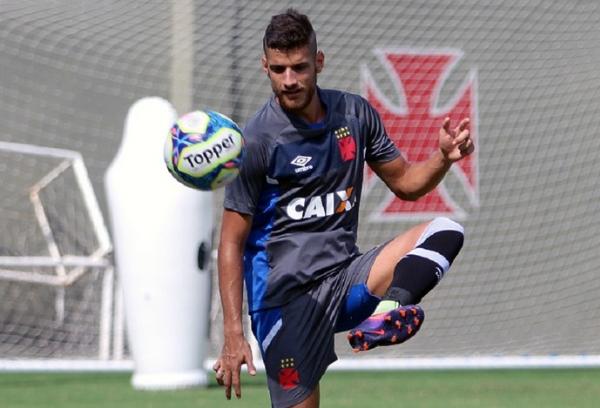 Um dos poucos destaques no clssico, meia fez seu primeiro jogo oficial pelo Vasco