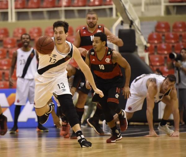 Fiorotto arma o drible da vaca para cima da defesa do Flamengo no clssico carioca