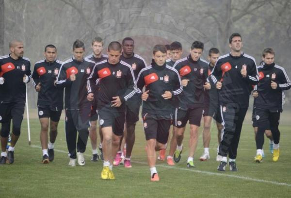 Jean (o terceiro da esquerda para a direita, com a camisa 32), treina com Vern no elenco principal
