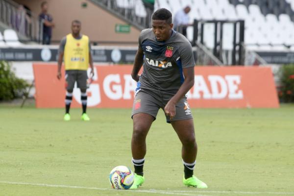 Thalles durante treino vascano em So Janurio