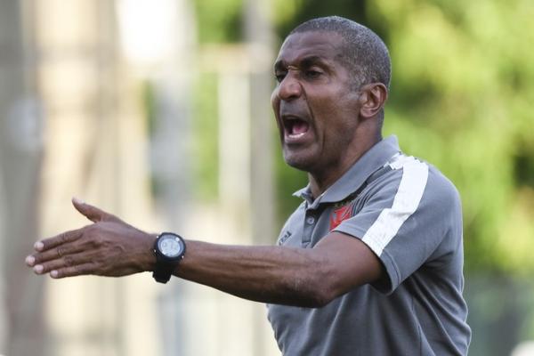 Cristvo Borges orienta o time contra o Resende