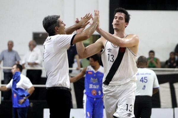 Ded comemora com Fiorotto a vitria do Vasco em So Janurio