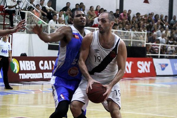 Drudi conduz o Vasco ao ataque diante do Maca