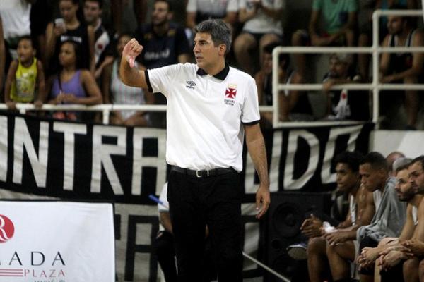 Ded Barbosa tem jeito peculiar de comandar durante os jogos do Vasco