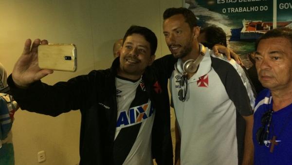 Humberto Costa conseguiu foto com o dolo Nen